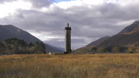 Glenfinnan-Denkmal-In-Herbstfarben-Mit-Blick-Auf-Den-Loch-Shiel-Im-Sonnigen-Morgenlicht