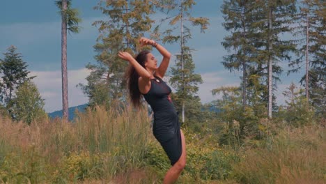 Hermosa-Mujer-En-Vestido-Sexy-Azul-Bailando-En-La-Naturaleza---Tiro-Medio