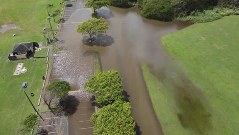 estacionamiento inundado en kualoa en hawaii