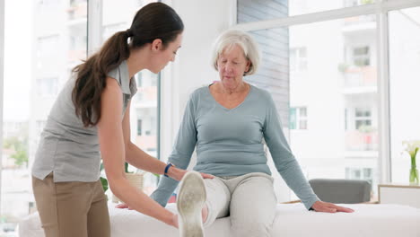 mujer, fisioterapeuta y rehabilitación de piernas