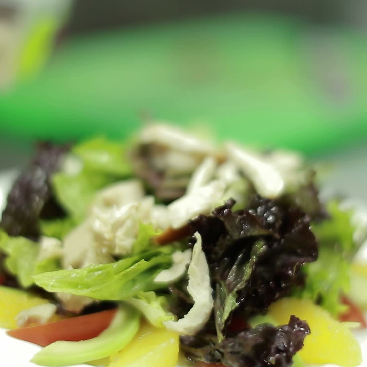 chef cocinando ensalada de verduras