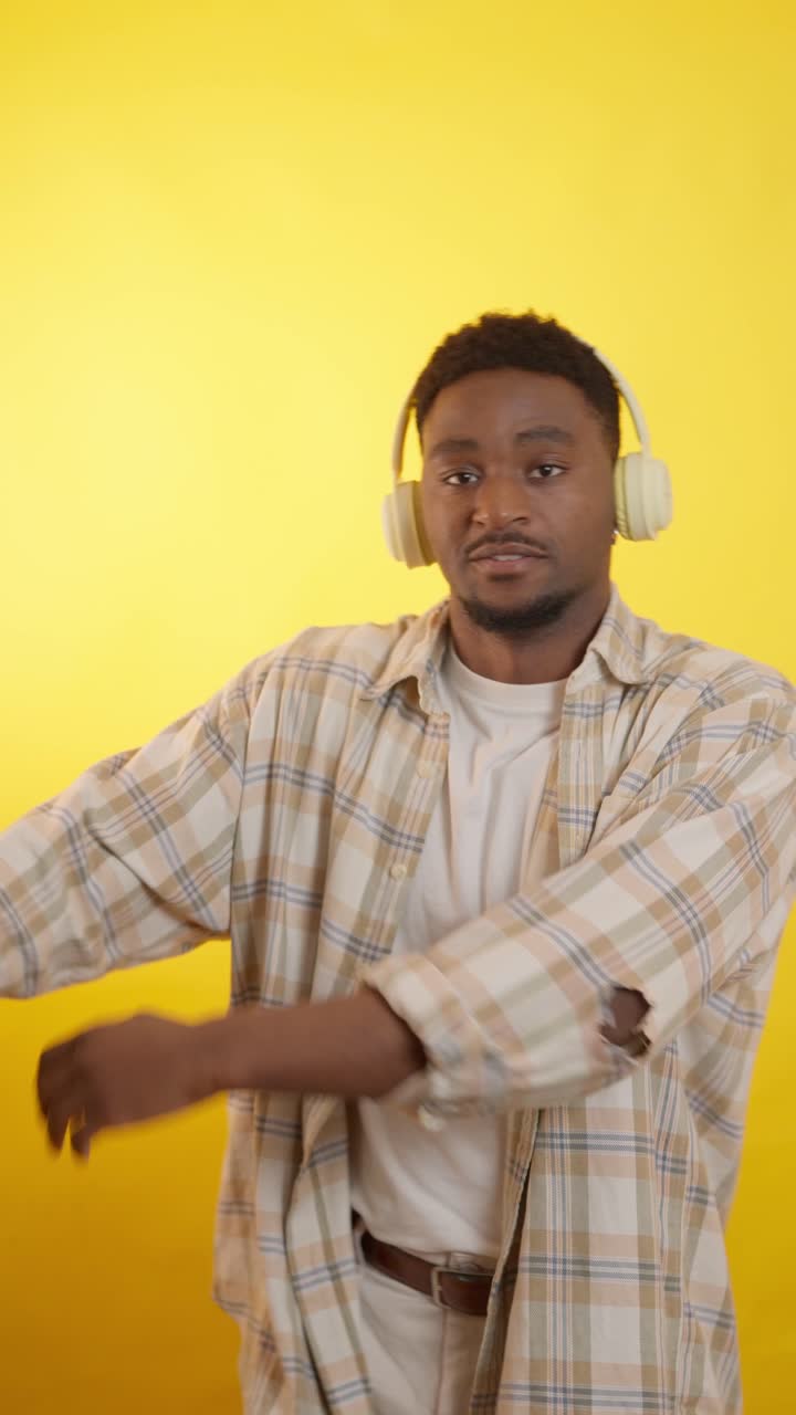 hombre bailando con auriculares