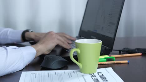 beber café mientras trabaja