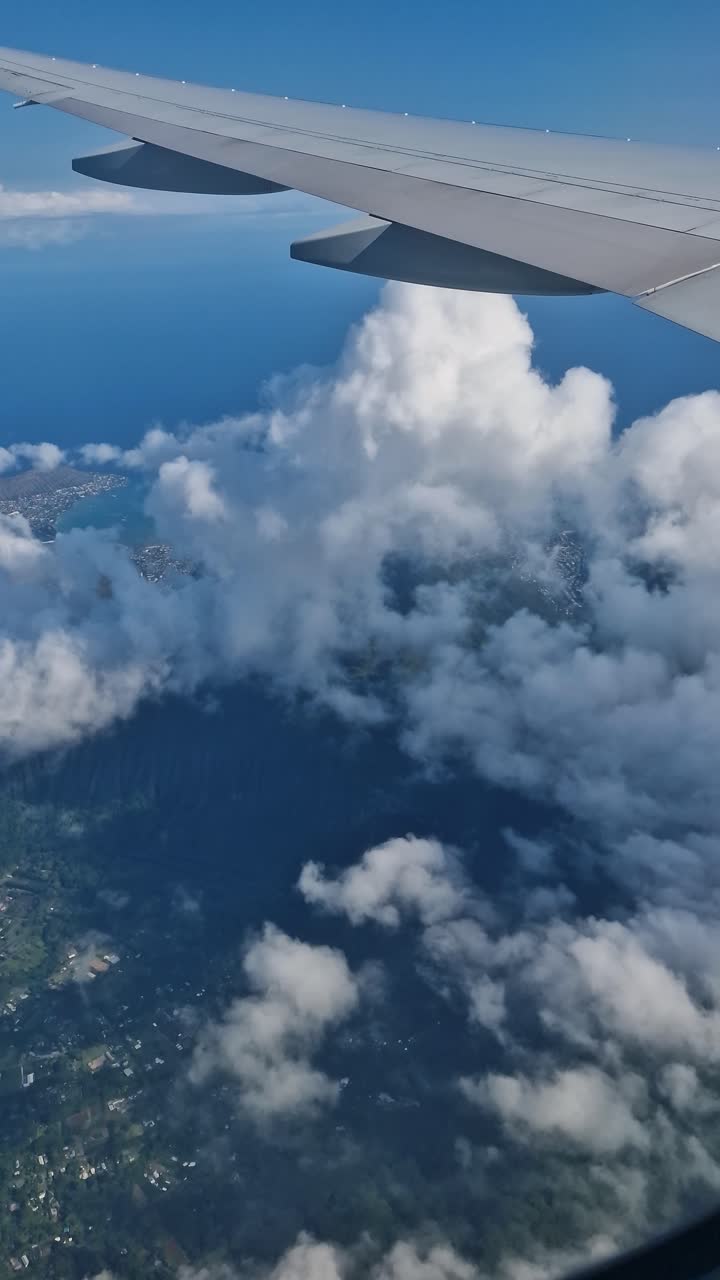 Lodret visning, flyvende over Honolulu, Hawaii, USA, flypassager synsvinkel af skyer, kystlinje og ocean