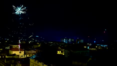colores y fuegos artificiales brillantes.