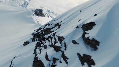 Laderas-De-Montañas-Cubiertas-De-Nieve-En-Una-Vista-Rápida-De-Drones-Fpv-Voladores