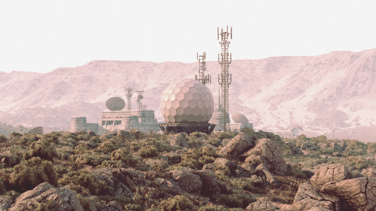 Base militare circondata da montagne con torri di comunicazione e cupola radar