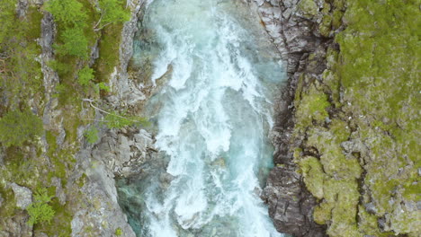 Vista-De-Arriba-Hacia-Abajo-De-Los-Rápidos-Del-Río-De-Montaña-Con-Rocas-Húmedas-En-Stryn,-Noruega---Toma-Aérea-De-Drones