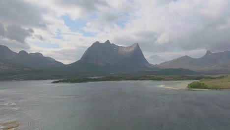 Drohnen-Flyover-Fjord-In-Richtung-Stortinden-Berg,-Majestätische-Nordische-Naturlandschaft