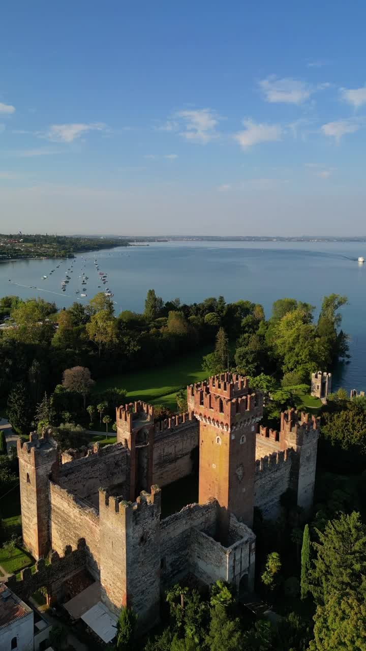 Scaliger Castle, middelalderbyen Lazise ved innsjøen, ved bredden av Gardasjøen, Italia