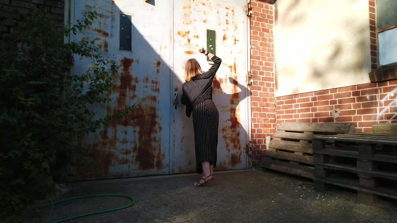 여자는 비명을 지르며 문을 두드리고 경비원은 그녀를 들여 보내지 않았습니다.