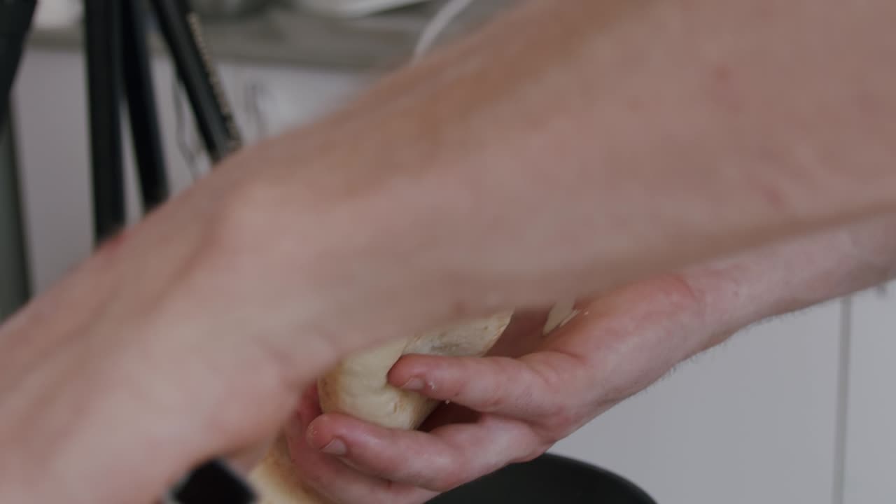 chef poniendo ensalada dentro de pan pita a 100 fps 2