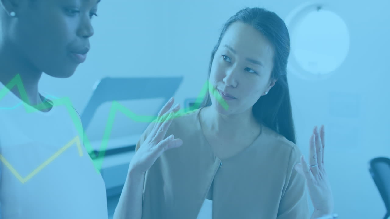 사무실에서 디지털 태블릿을 통해 토론하는 두 명의 다양한 여성에 대한 데이터 처리 애니메이션