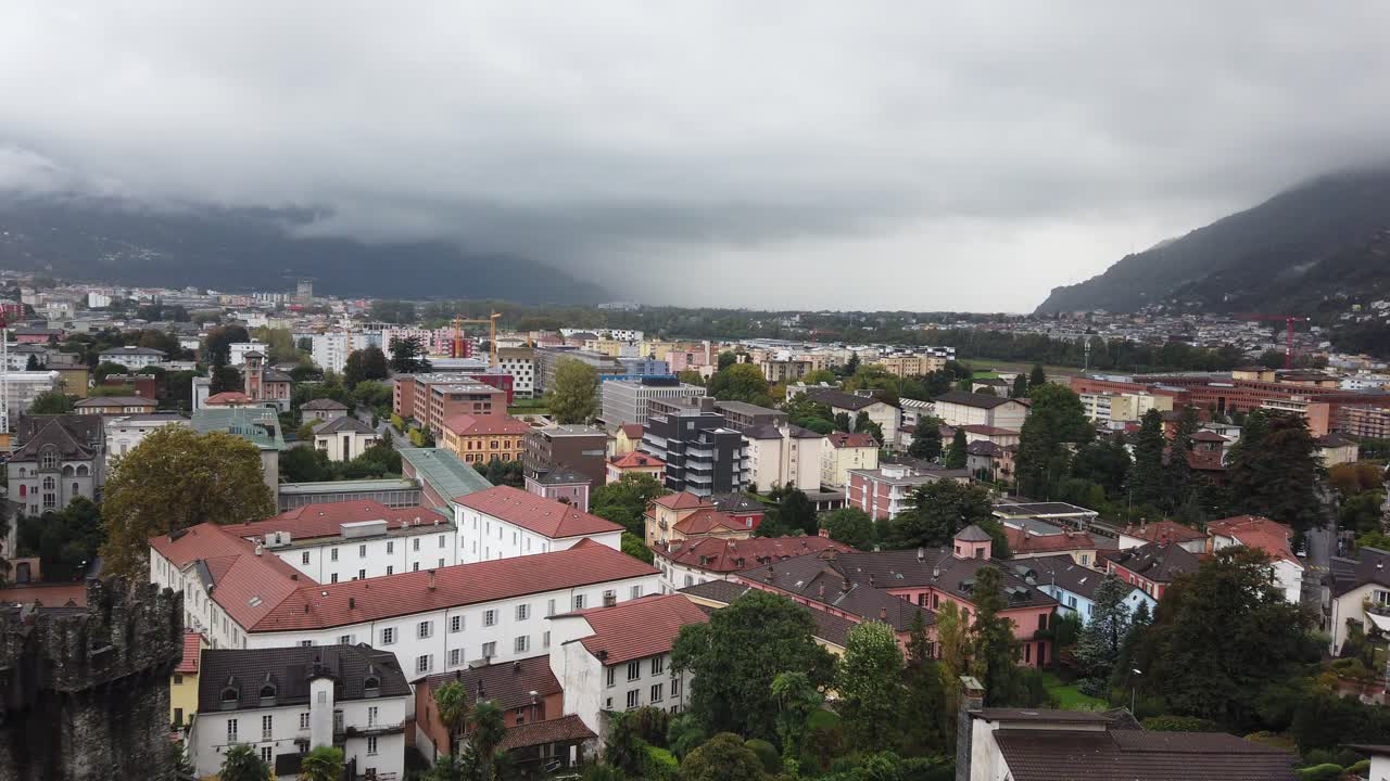 vista panorámica aérea sobre la ciudad de bellinzona, valle en los alpes suizos en otoño