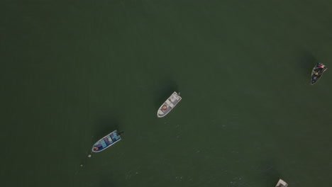 漂浮在水上的船隻在中國香港的城市