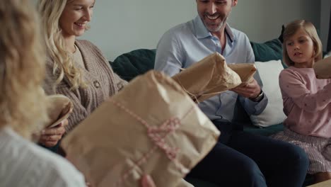 familia compartiendo los regalos de navidad juntos en casa.