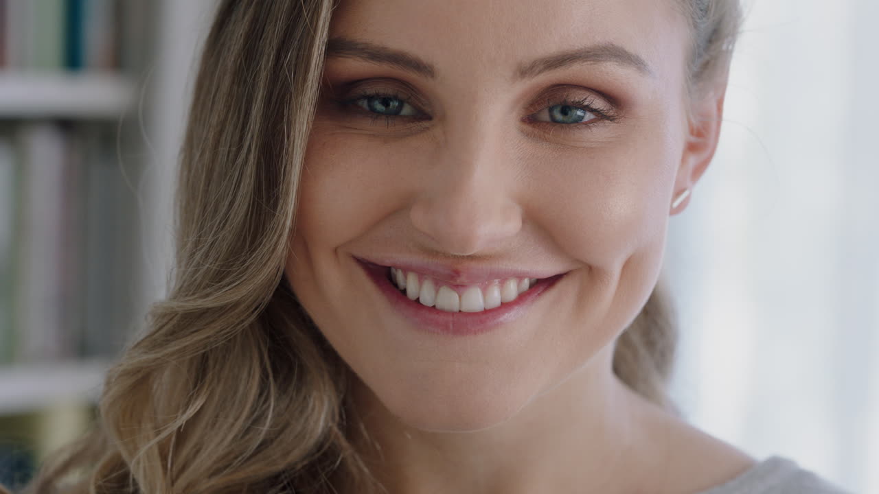 retrato de una mujer joven hermosa sonriendo feliz sintiéndose positiva segura de sí misma belleza femenina concepto de imagen 4k