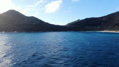 Drone-Volando-Hacia-La-Hermosa-Playa-Makapuu-En-Hawaii