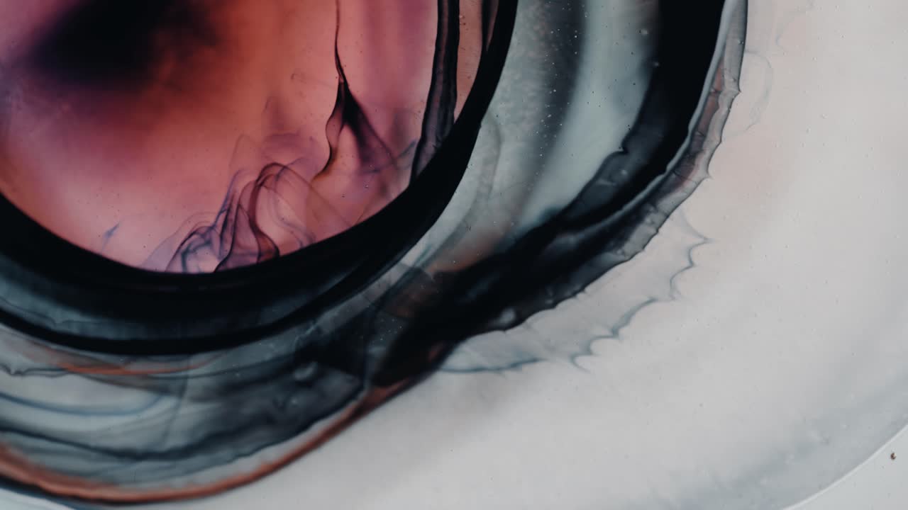 Nebulosa liquida di materia oscura che si forma nello spazio.