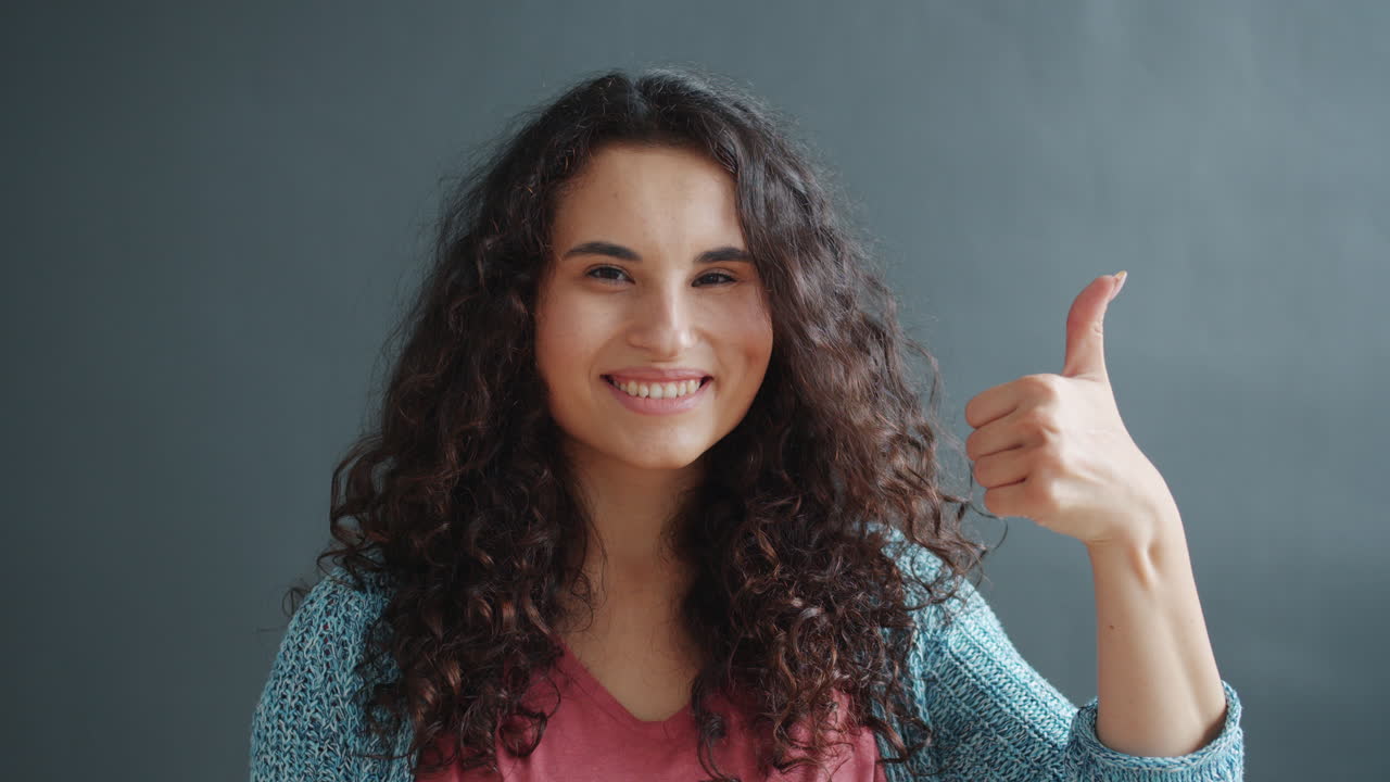 mujer dando un pulgar hacia arriba