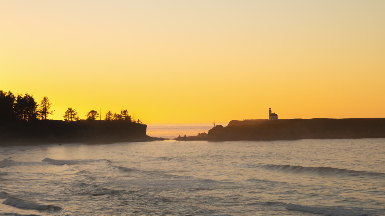 해질녘 오레곤 해안에 있는 케이프 아라고 등대의 시간경과