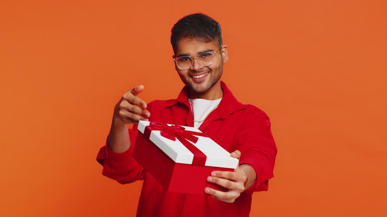 웃는 남자가 생일 선물을 선물하는 선물 상자 손을 펴고 프로모션 할인 판매