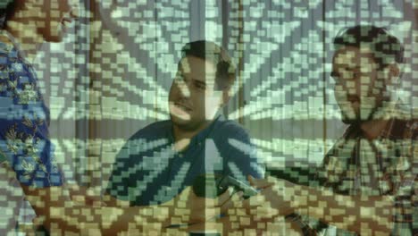 animación del candado de seguridad de la red sobre las personas que utilizan el terminal de pago