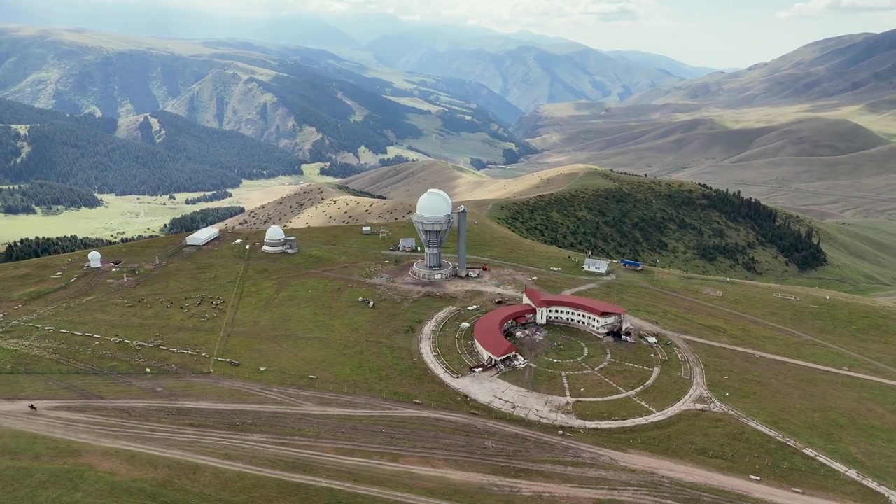 Flygbild av Asy Turgen-observatoriet, ett observatorium från sovjettiden högt upp i Kazakstans berg.