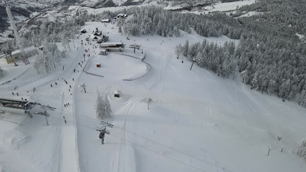 스키 리프트와 사람들이 스키를 타는 산 정상