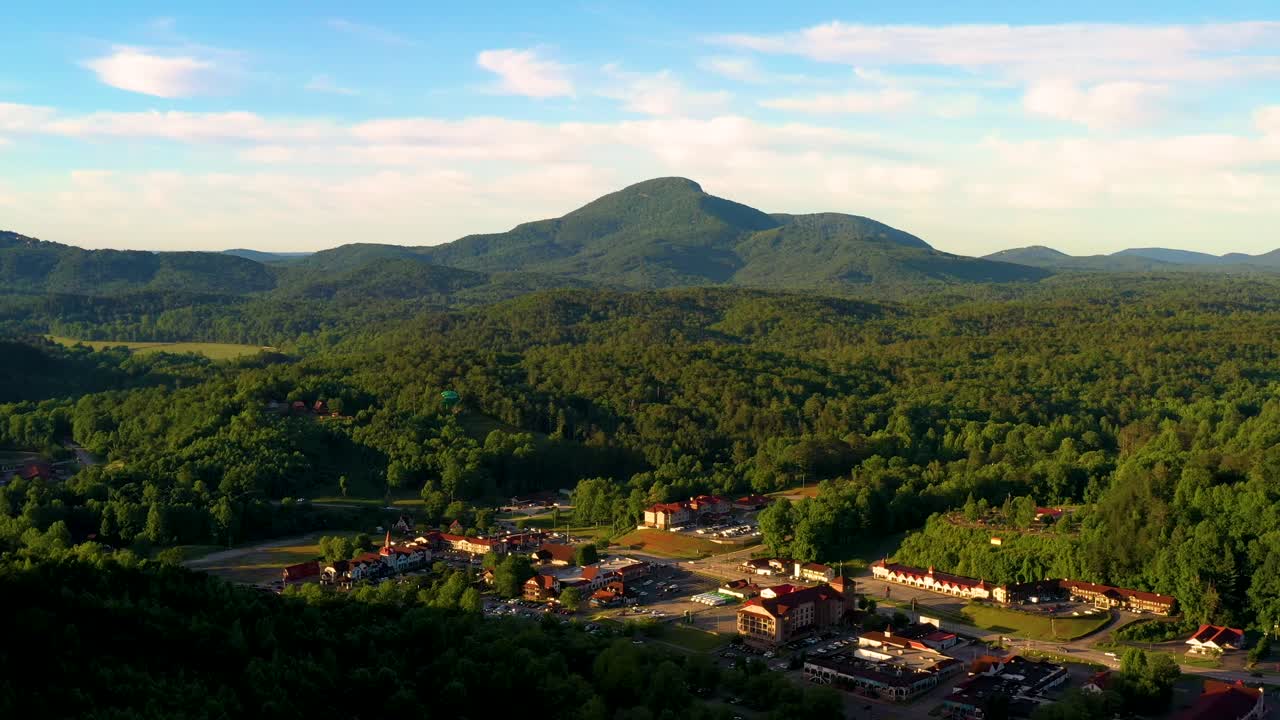volando sobre la ciudad alemana de helen en las montañas blue ridge del norte de georgia.
