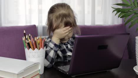 Mädchen-Lernt-Online-Hausaufgaben-Mit-Einem-Digitalen-Laptop.-Fernstudium