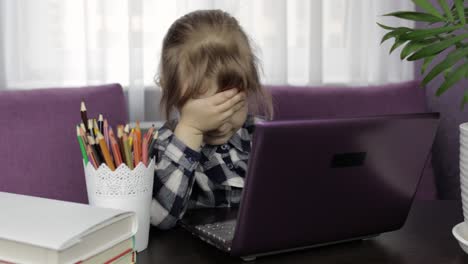 Niña-Estudiando-Tareas-En-Línea-Usando-Una-Computadora-Portátil-Digital.-Educación-A-Distancia