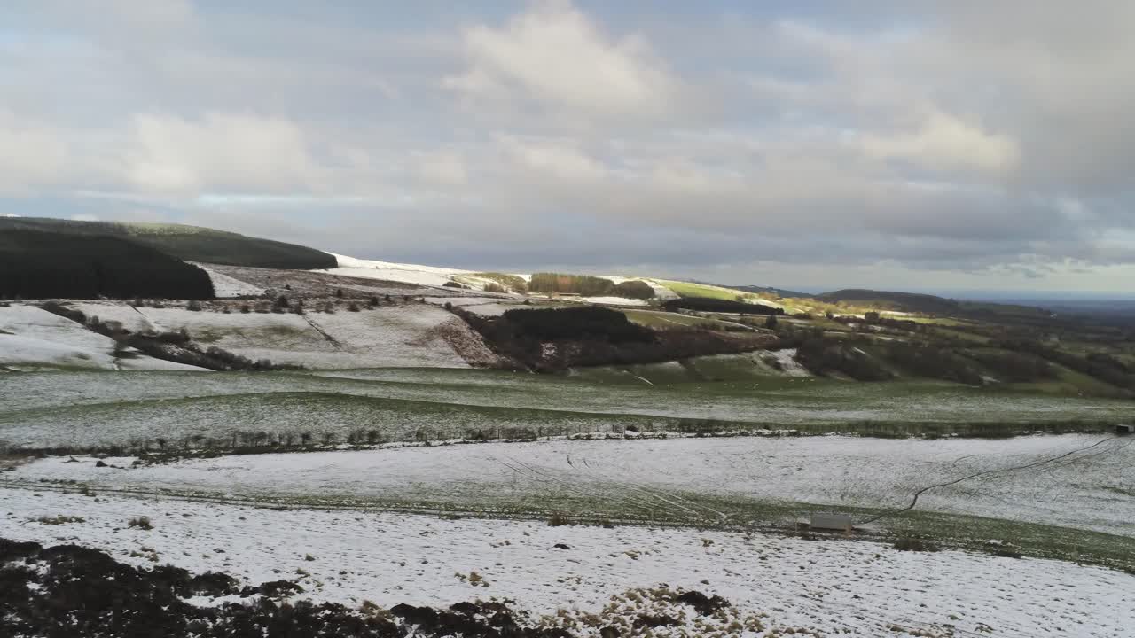 nevado rural invierno valle campo aéreo agrícola tierras de cultivo paisaje pan lento derecha