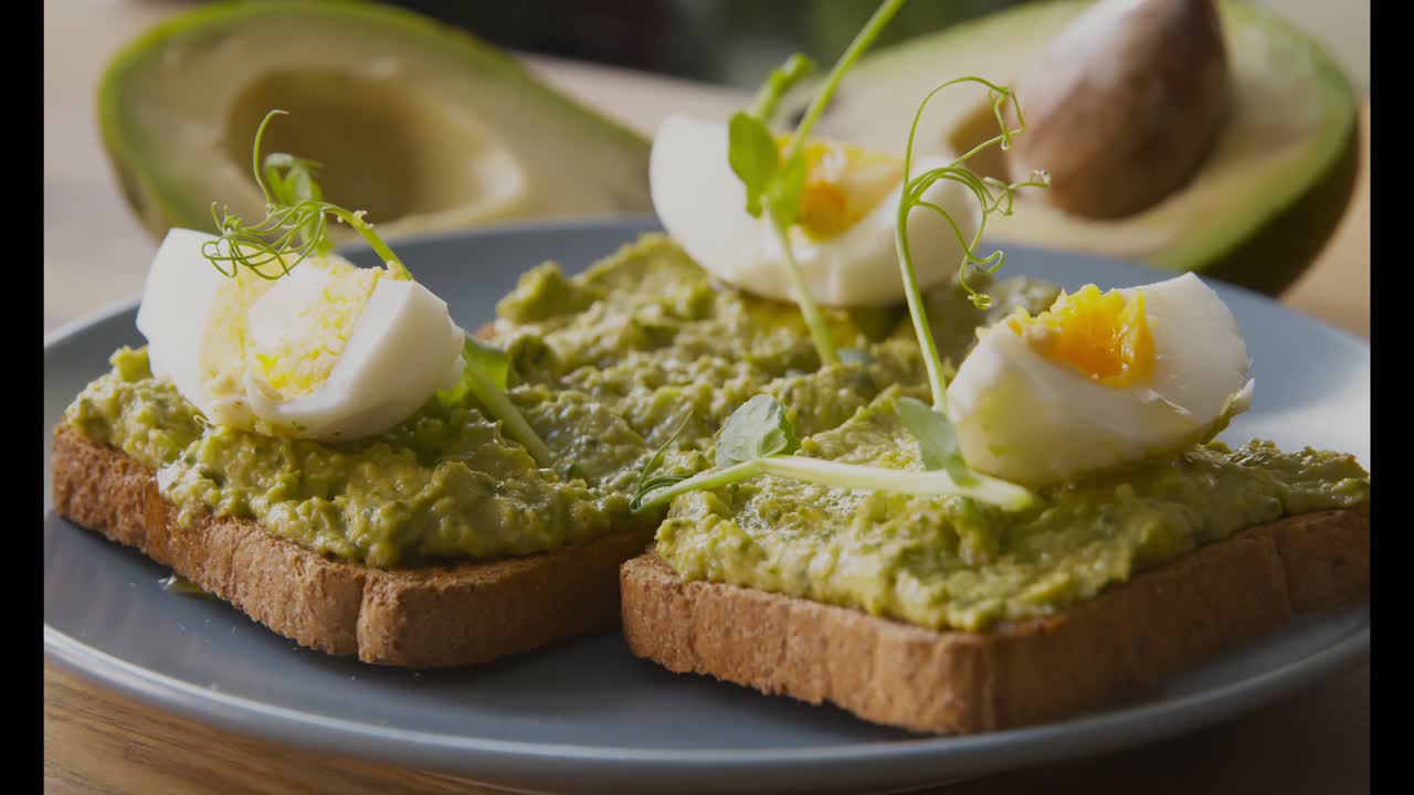 달 과 함께 아보카도 토스트