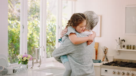 Amor,-Abrazo-E-Hijos-Con-Una-Abuela