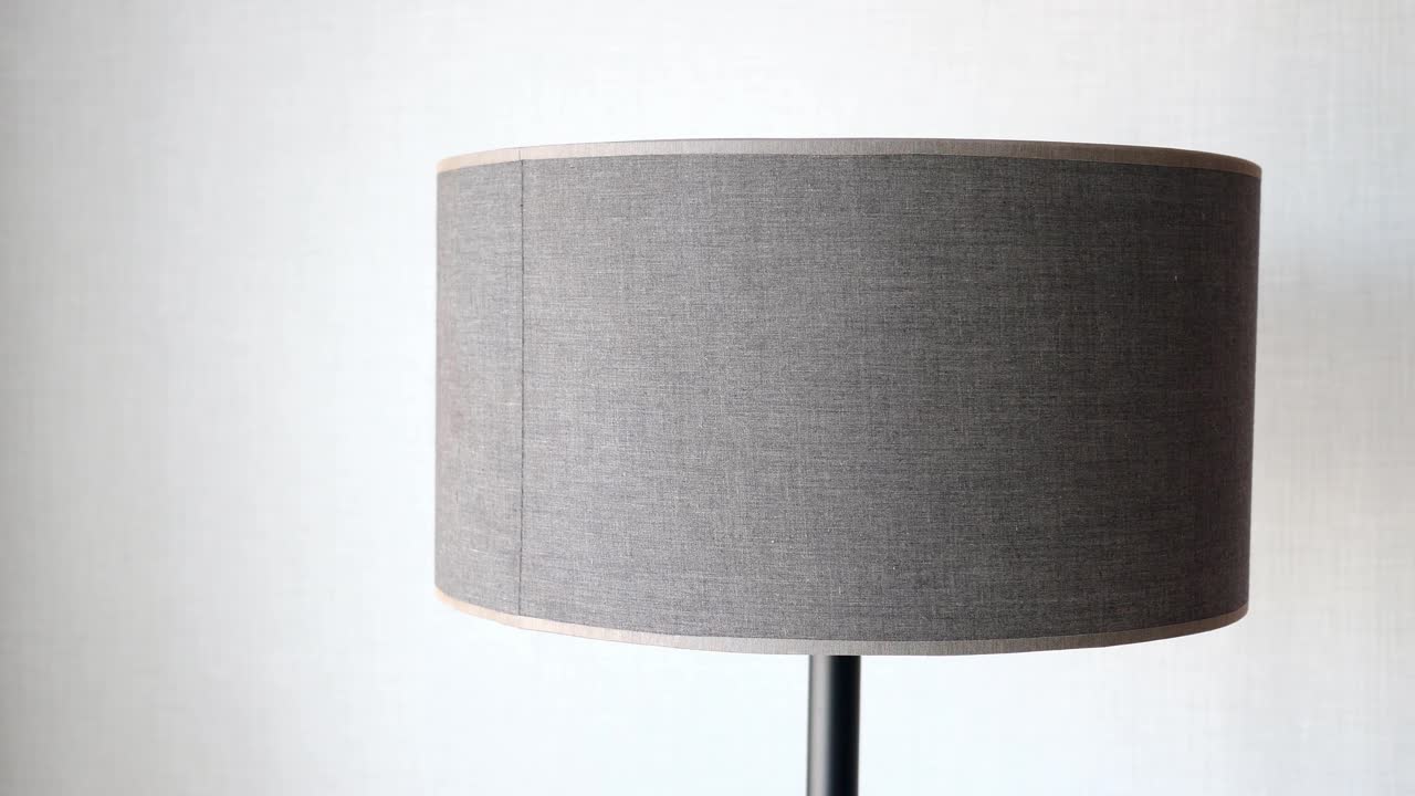 Una lámpara en casa contra la pared blanca.