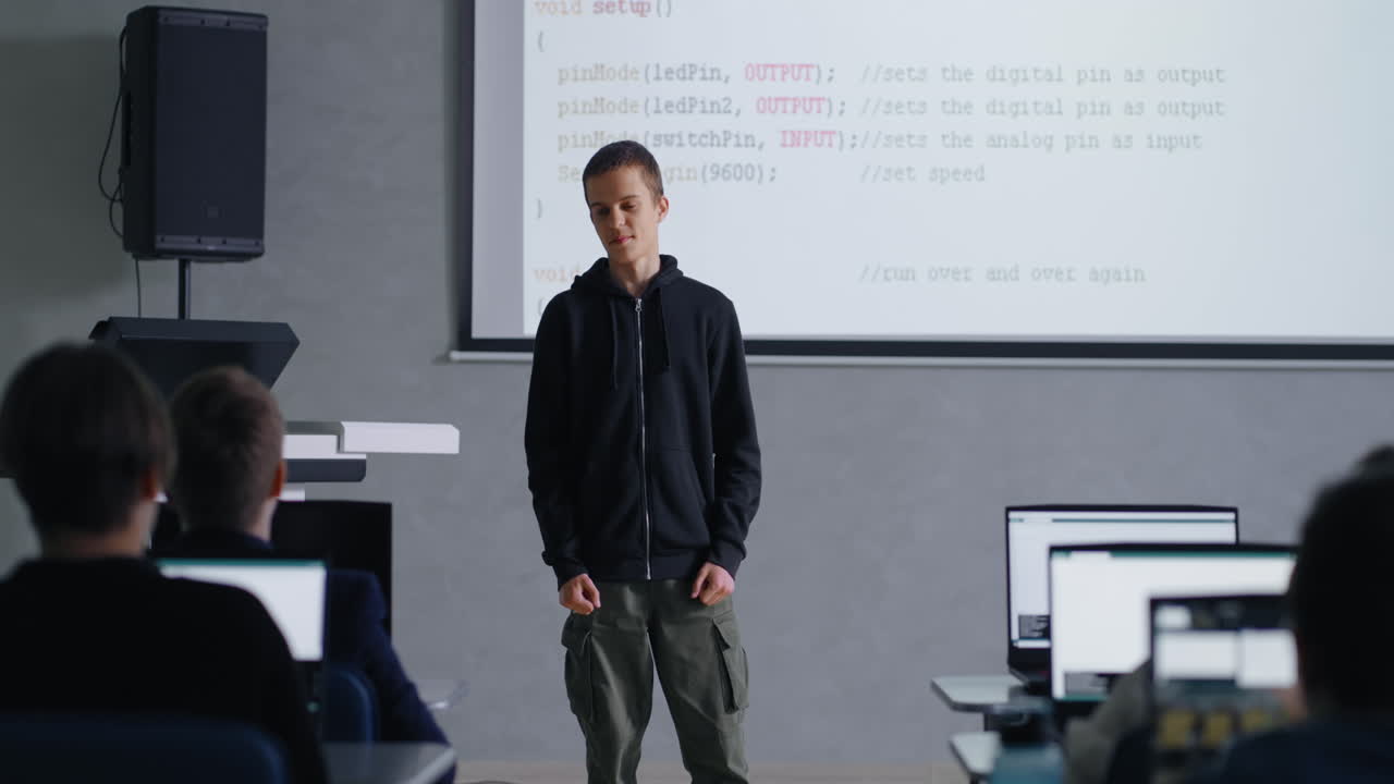 컴퓨터 과학 수업에서 프레젠테이션을 하는 학생