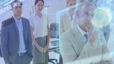 animación del procesamiento de datos sobre pensativos empresarios diversos de pie en la oficina
