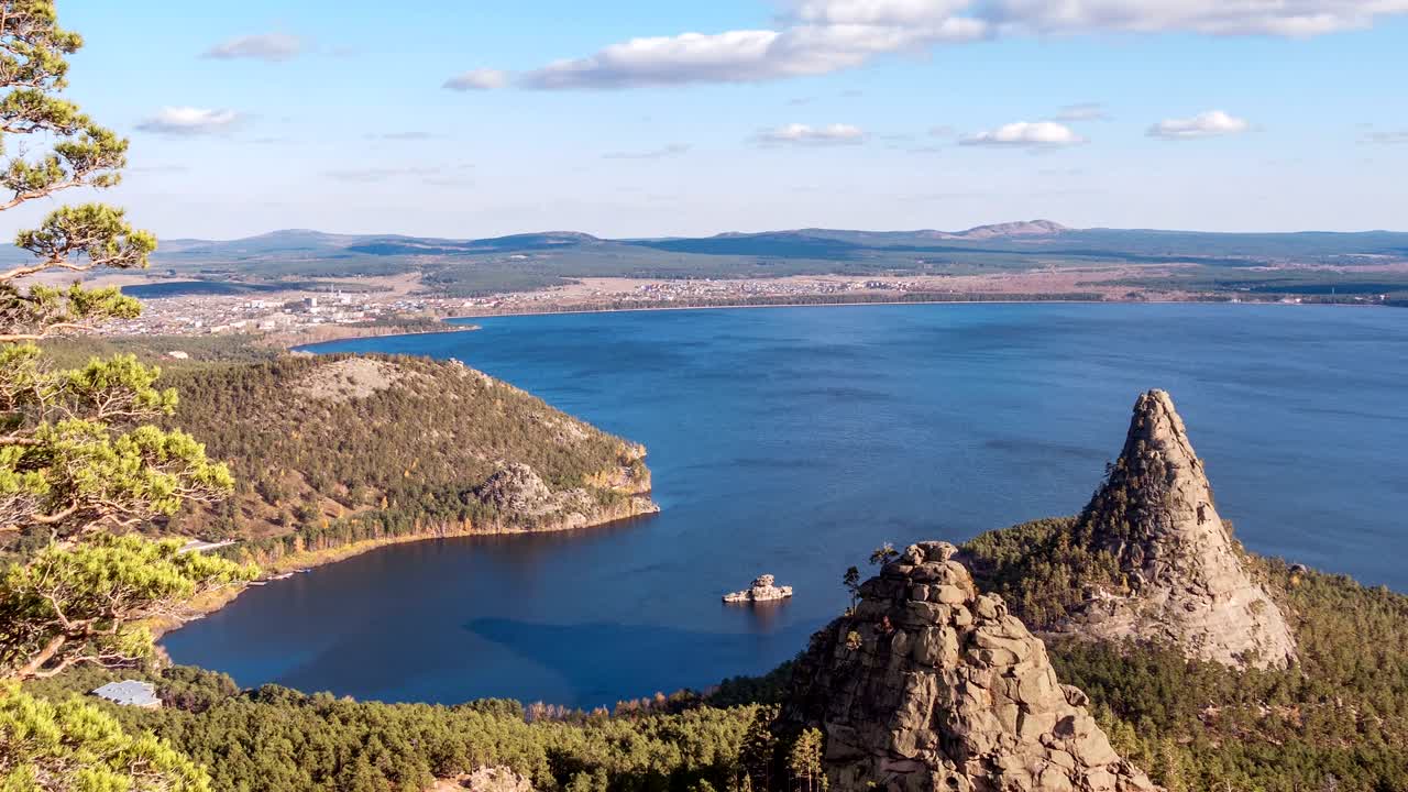 vista del lago de burabay tiempo de lapso de zoom hacia afuera