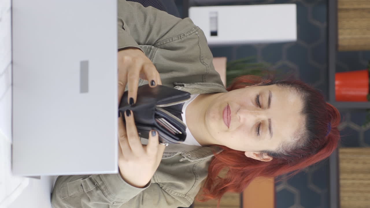 vídeo vertical de una mujer de negocios que es pobre y en crisis financiera.
