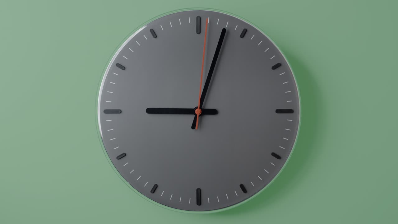Timelapse del quadrante dell'orologio con rotazione completa su sfondo verde.