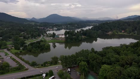 Lake-and-mountains-at-sunset-in-North-Carolina