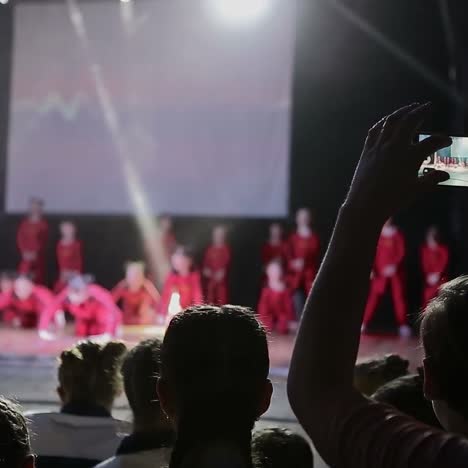los bailarines actúan en el escenario