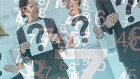 animación de números que caen sobre personas con signos de interrogación