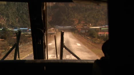 Cockpit-view-of-plane-landing-at-Lukla