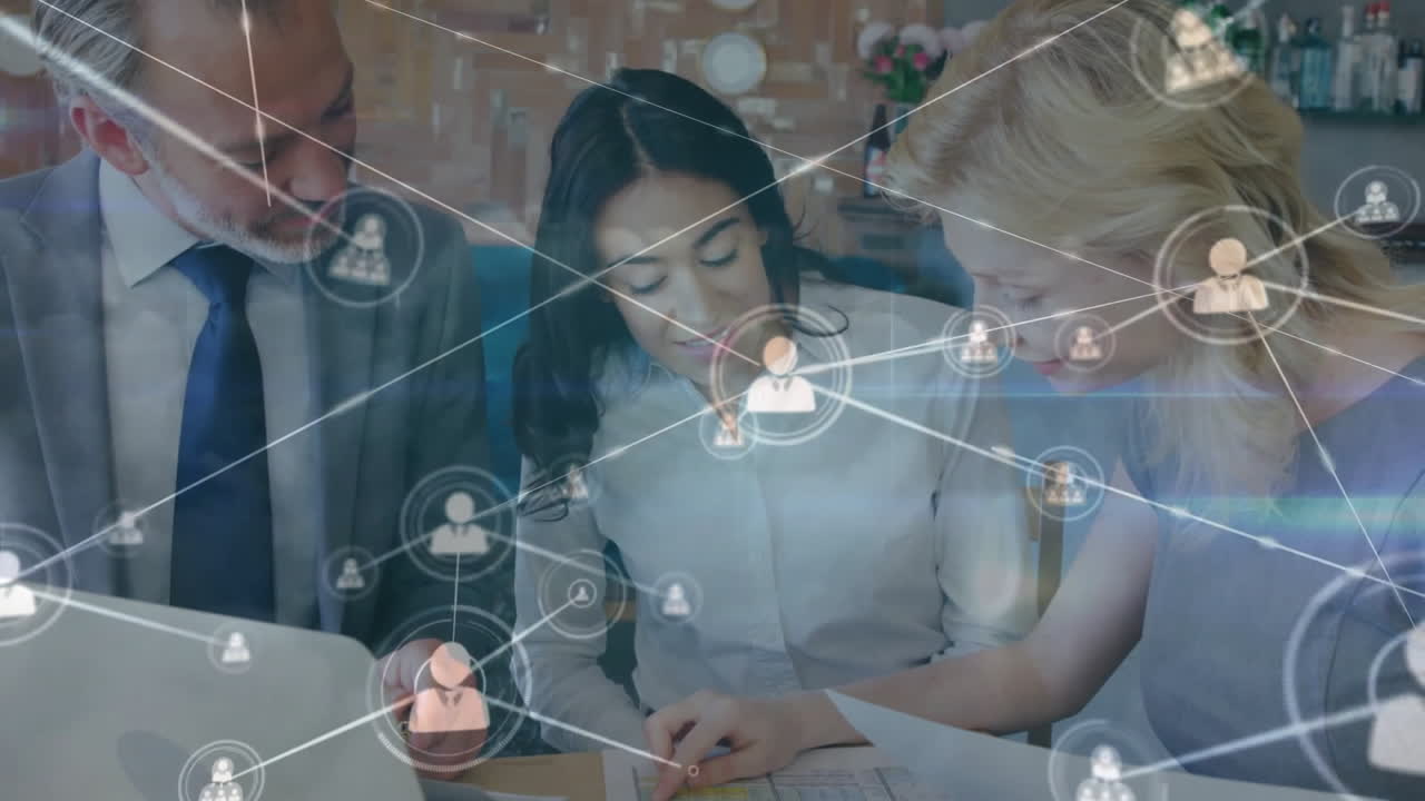 컴퓨터를 사용하여 다양한 비즈니스 사람들 사이의 연결 네트워크의 애니메이션