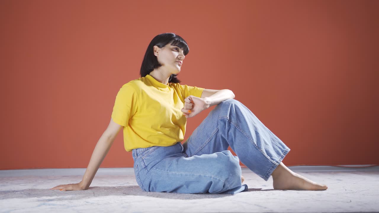 비관적인 여성은 집에서 혼란스럽습니다.