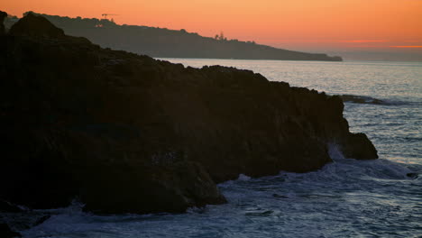 Berg-Hügel-Silhouette-Bei-Sonnenuntergang-Am-Meer-Und-Am-Strand.-Dunkle-Klippe-Am-Ruhigen-Ozeanabend