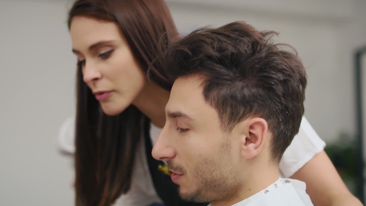 vista de mano del cliente que muestra qué peinado quiere