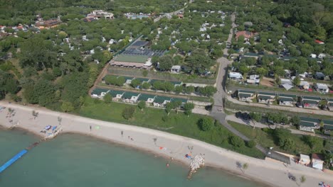 fotografía aérea del campamento belvedere en la orilla del lago de garda, italia